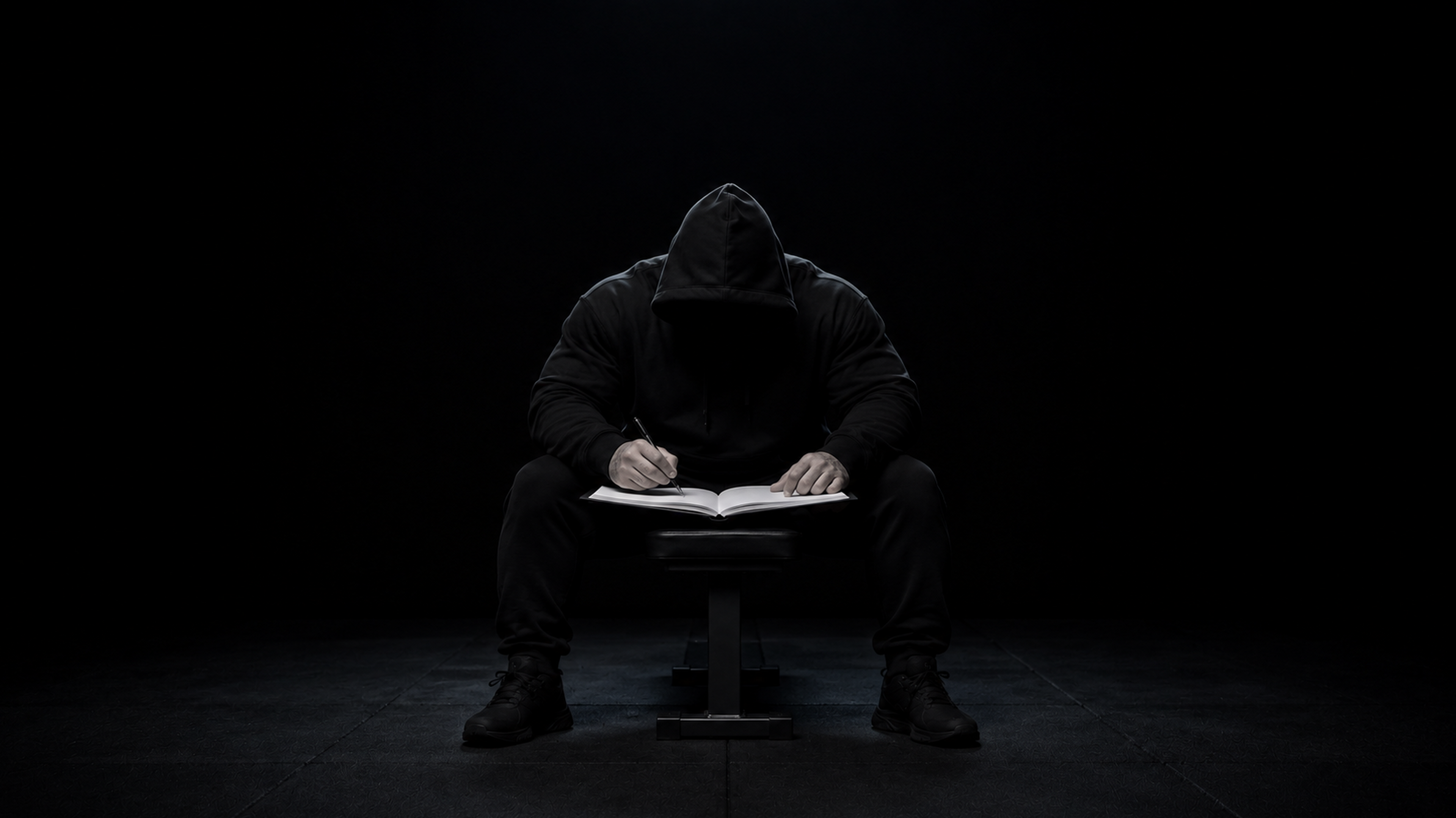 Athlète écrivant dans le carnet d'entraînement PROTOCOLE 42